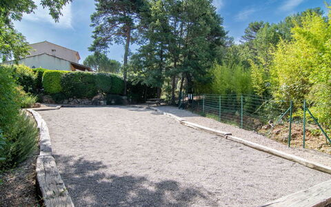 Petit Paradis Villa 44: Pflanze, Eigentum, Himmel, Wolke, Strassenbelag, Asphalt, Grundstueck, Schatten, Baum, Durchgangsstrasse