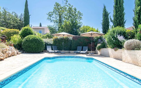 Petit Paradis Villa 44: Himmel, Pflanze, Möbel, Pflanzengemeinschaft, Tabelle, Natürliche Landschaft, Stuhl, Grundstueck, Gartenmöbel, Baum