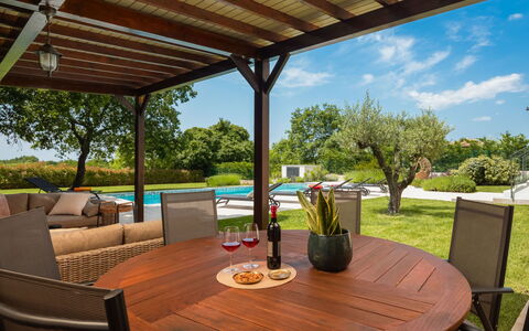 Villa Grando i: Himmel, Pflanze, Möbel, Pflanzengemeinschaft, Tabelle, Natürliche Landschaft, Stuhl, Grundstueck, Gartenmöbel, Baum