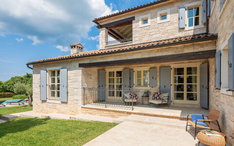 Villa Grando i: Himmel, Pflanze, Möbel, Pflanzengemeinschaft, Tabelle, Natürliche Landschaft, Stuhl, Grundstueck, Gartenmöbel, Baum