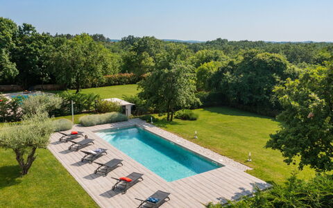 Villa Grando Ii: Himmel, Pflanze, Möbel, Pflanzengemeinschaft, Tabelle, Natürliche Landschaft, Stuhl, Grundstueck, Gartenmöbel, Baum