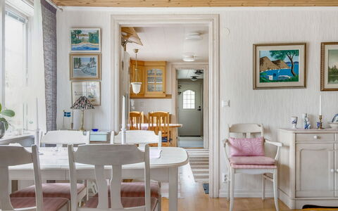 Arvidstorp: Tabelle, Möbel, Eigentum, Bilderrahmen, Stuhl, Cabinetry, Holz, Interior Design, Wohnzimmer, Regale