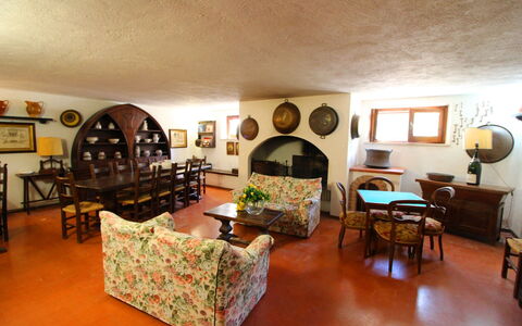 Pupa House: Bilderrahmen, Möbel, Couch, Tabelle, Beleuchtung, Holz, Interior Design, Fussboden, Wohnzimmer, Grundeigentum