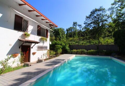 Pupa House: Wasser, Pflanze, Himmel, Gebäude, Schwimmbad, Azurblau, Baum, Freizeit, Schatten, Wohngebiet