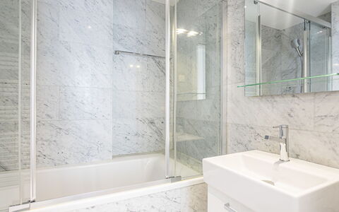Le Jazz: Armatur, Zapfhahn, Spiegel, Duschkopf, Badezimmer, Sinken, Dusche, Interior Design, Fussboden