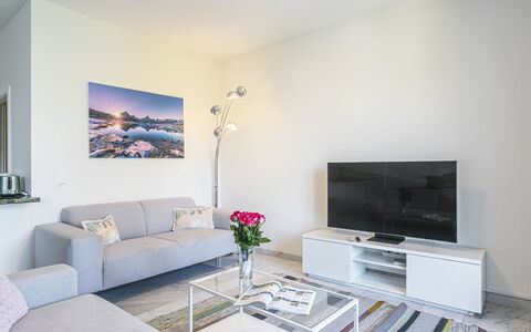Le Jazz: Couch, Möbel, Bilderrahmen, Komfort, Tabelle, Interior Design, Zimmerpflanze, Fussboden, Wohnzimmer
