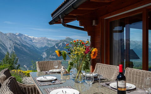 Bonâme: Geschirr, Himmel, Tabelle, Eigentum, Pflanze, Möbel, Gebäude, Wolke, Dishware, Tasse