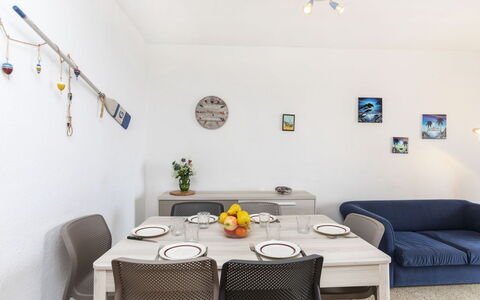 Riells Platja: Geschirr, Himmel, Tabelle, Eigentum, Pflanze, Möbel, Gebäude, Wolke, Dishware, Tasse