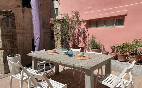 Casa nel Blu: Geschirr, Himmel, Tabelle, Eigentum, Pflanze, Möbel, Gebäude, Wolke, Dishware, Tasse