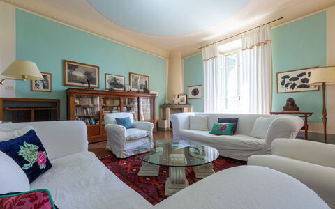 Castello Di Quarate: Möbel, Bilderrahmen, Azurblau, Couch, Wohnzimmer, Tabelle, Interior Design, Fussboden, Lampe, Komfort