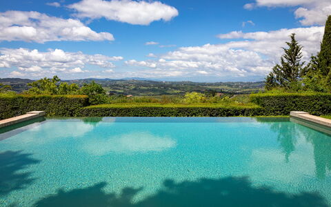 Castello Di Quarate: Wasser, Wolke, Himmel, Wasservorräte, Schwimmbad, Natürliche Landschaft, Azurblau, Pflanze, Baum, Rechteck