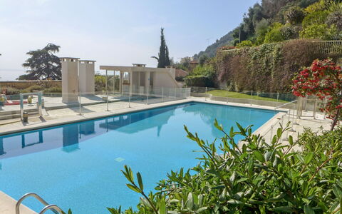 Les Miradors: Schwimmbad, Eigentum, Grundeigentum, Resort, Gebäude, Urlaub, Freizeit, Haus, Ferienort, Villa