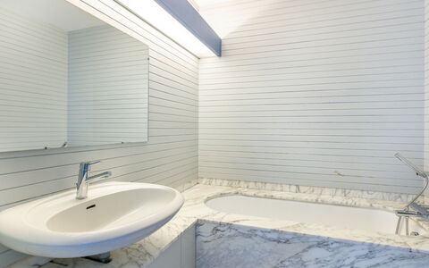 Les Miradors: Zapfhahn, Armatur, Sinken, Gebäude, Holz, Bad Sink, Badezimmer, Interior Design, Flooring