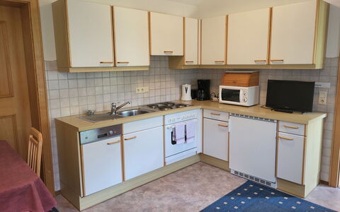 Sonnenschein B: Cabinetry, Countertop, Spüle, Eigentum, Sinken, Herd, Küche, Zapfhahn, Küchengerät, Haushaltsgerät