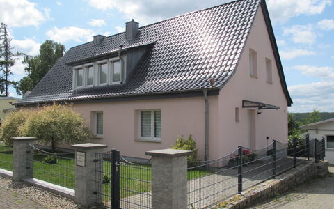 Rosa: Wolke, Himmel, Pflanze, Gebäude, Fenster, Haus, Zaun, Grundstueck, Hütte, Wohngebiet