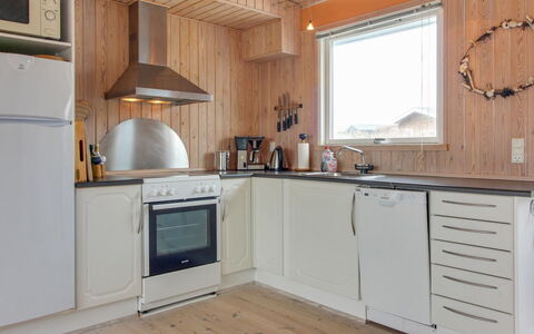 Mitre - 300M from the Sea: Küche, Holz, Küchengerät, Major Appliance, Countertop, Flooring, Interior Design, Decke, Cabinetry, Möbel