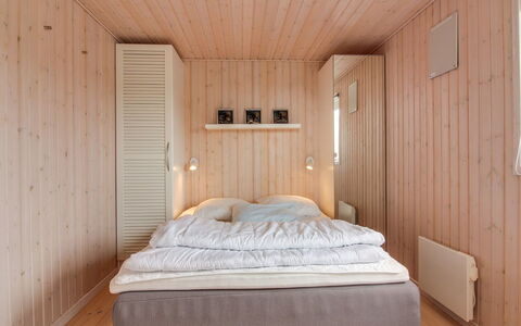 Mitre - 300M from the Sea: Schlafzimmer, Holz, Flooring, Fussboden, Bett, Interior Design, Decke, Möbel, Bettdecke, Zimmer