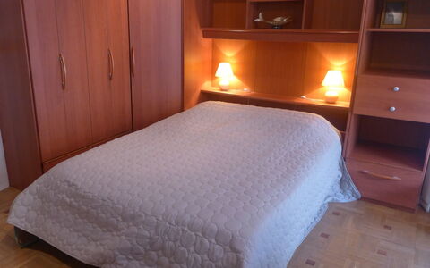 Le Casino: Schlafzimmer, Bett, Möbel, Zimmer, Eigentum, Bettdecke, Bettrahmen, Bedding, Hartholz, Fussboden