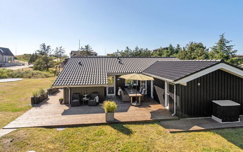 Gun - 450M from the Sea: Schwimmbad, Ferienort