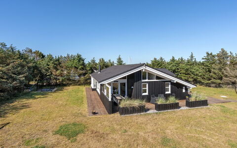 Gun - 450M from the Sea: Schwimmbad, Ferienort