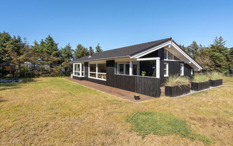 Gun - 450M from the Sea: Schwimmbad, Ferienort