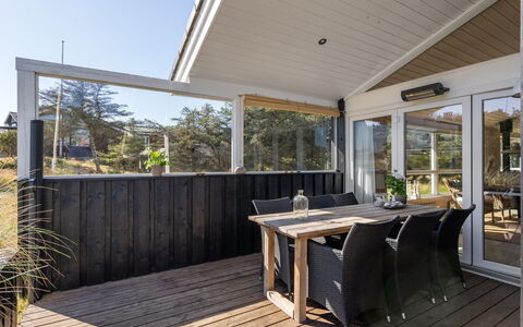 Gun - 450M from the Sea: Schwimmbad, Ferienort