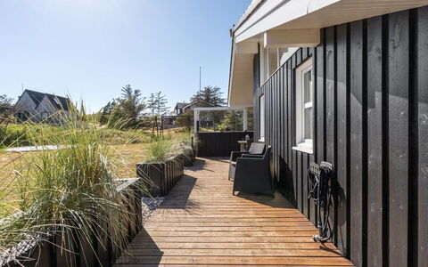 Gun - 450M from the Sea: Schwimmbad, Ferienort