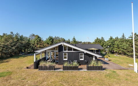 Gun - 450M from the Sea: Schwimmbad, Ferienort