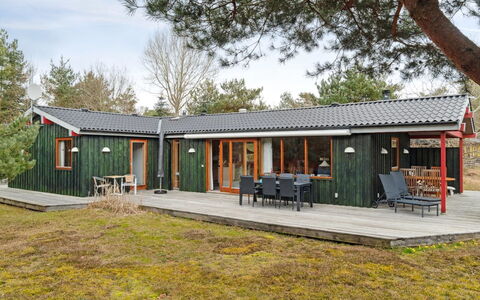 Nada - 200M from the Sea: Möbel, Interior Design, Flooring, Holz, Fussboden, Decke, Holzboden, Stuhl, Tabelle, Beleuchtung