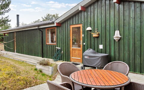 Nada - 200M from the Sea: Möbel, Interior Design, Flooring, Holz, Fussboden, Decke, Holzboden, Stuhl, Tabelle, Beleuchtung