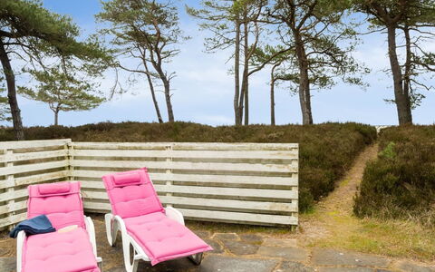 Sanela - 25M from the Sea: Möbel, Interior Design, Flooring, Holz, Fussboden, Decke, Holzboden, Stuhl, Tabelle, Beleuchtung