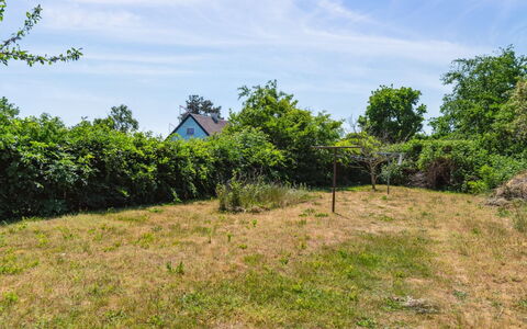 Riitta - 250M from the Sea: Vegetation, Strauch, Frühling, Hütte, Garten, Schatten, Hinterhof, Garten, Stuhl