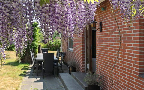 Angelie - 350M from the Sea: Vegetation, Strauch, Frühling, Hütte, Garten, Schatten, Hinterhof, Garten, Stuhl