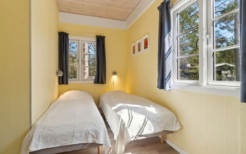Sjo - 300M from the Sea: Wand, Holz, Schlafzimmer, Fussboden, Flooring, Interior Design, Bett, Zuhause, Decke, Haus