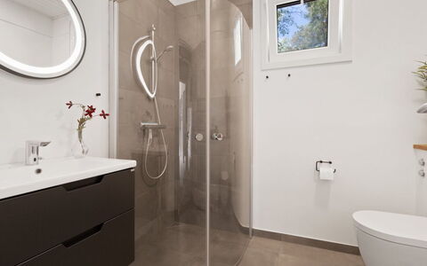 Sjo - 300M from the Sea: Badezimmer, Armatur, Flooring, Fussboden, Interior Design, Toilette, Badezimmerschrank, Spiegel, Sinken, Zapfhahn