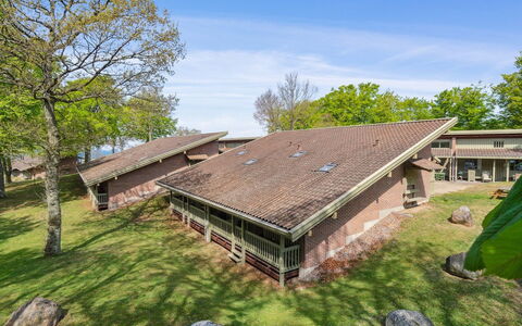 Agga - 500M from the Sea: Dach, Haus, Grundstueck, Zuhause, Hütte, Estate, Gartenbauten, Schatten, Blockhaus, Landscaping