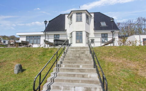 Johanna - 300M from the Sea: Holz, Möbel, Wohnung, Zimmer, Decke, Holzbeize, Stuhl, Hartholz, Lack, Holz