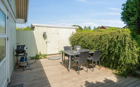 Eliene - 400M from the Sea: Strauch, Grundstueck, Garten, Deck, Planke, Schatten, Hinterhof, Hartholz, Landscaping, Garten