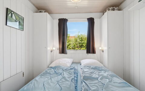 Eliene - 400M from the Sea: Holz, Schlafzimmer, Decke, Fussboden, Zuhause, Bett, Bettrahmen, Holzbeize, Hartholz, Bettdecke