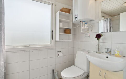 Eliene - 400M from the Sea: Armatur, Badezimmer, Wand, Toilleten Sitz, Toilette, Flooring, Sinken, Bad Sink, Fussboden, Interior Design