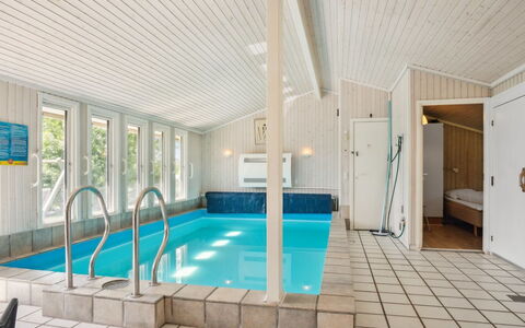Isto - 250M from the Sea: Holz, Flooring, Fussboden, Interior Design, Decke, Möbel, Resort, Hartholz, Schwimmbad, Holzboden
