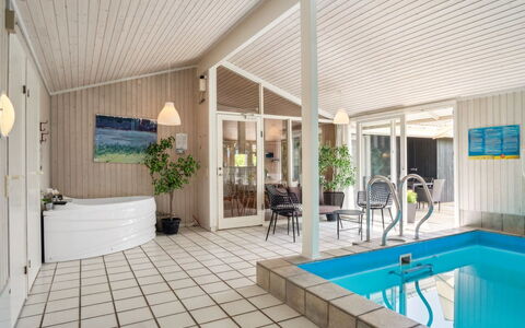 Isto - 250M from the Sea: Verbundwerkstoff, Tür, Schwimmbad, Resort, Estate, Zimmerpflanze, Design, Blumentopf, Hotel, Eco Hotel