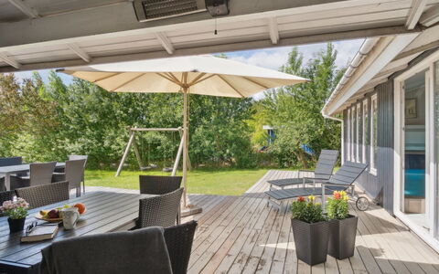 Isto - 250M from the Sea: Holz, Möbel, Zuhause, Stuhl, Schatten, Gartenmöbel, Veranda, Deck, Hartholz, Tisch Im Freien