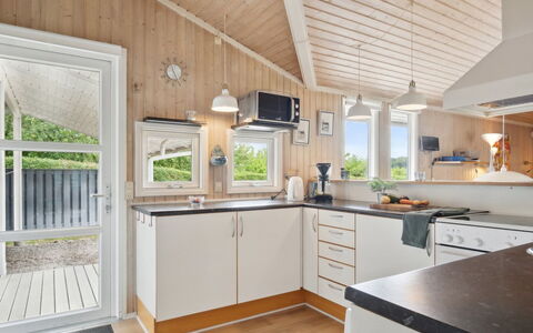 Isto - 250M from the Sea: Holz, Decke, Küche, Interior Design, Zuhause, Flooring, Haus, Major Appliance, Countertop, Küchengerät