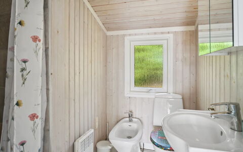 Isto - 250M from the Sea: Wand, Holz, Flooring, Interior Design, Fussboden, Armatur, Decke, Bad Sink, Badezimmer, Zuhause