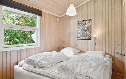 Isto - 250M from the Sea: Schlafzimmer, Holz, Bett, Bettdecke, Interior Design, Decke, Bedding, Fussboden, Flooring, Bettrahmen