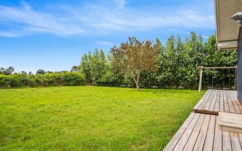 Isto - 250M from the Sea: Grün, Gras, Grundstueck, Garten, Rasen, Schatten, Wiese, Landscaping, Garten