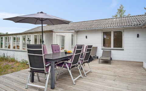 Janna - 75M from the Sea: Möbel, Interior Design, Flooring, Holz, Fussboden, Decke, Holzboden, Stuhl, Tabelle, Beleuchtung