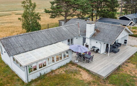 Janna - 75M from the Sea: Möbel, Interior Design, Flooring, Holz, Fussboden, Decke, Holzboden, Stuhl, Tabelle, Beleuchtung