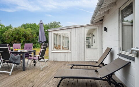 Janna - 75M from the Sea: Möbel, Interior Design, Flooring, Holz, Fussboden, Decke, Holzboden, Stuhl, Tabelle, Beleuchtung